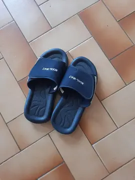 Donne une paire de tongs de plage bleu marine taille 37 femme