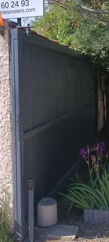 portail en ferraille et en bois