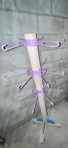 porte manteau en bois à roulettes