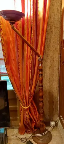 lampe halogène en bois