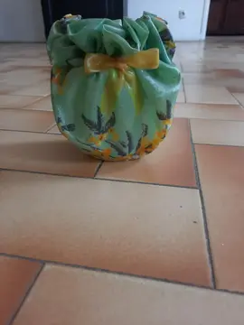 Donne joli petit vase vert et jaune