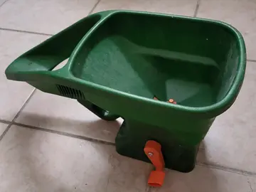 distributeur graines, granulés piyr jardin
