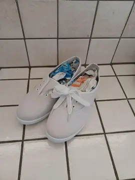 Chaussures en toile beige. Taille 40.