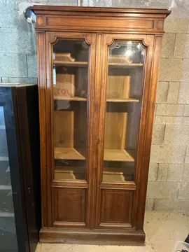 Bibliothèque en bois vitrée