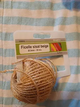 rouleau de ficelle beige