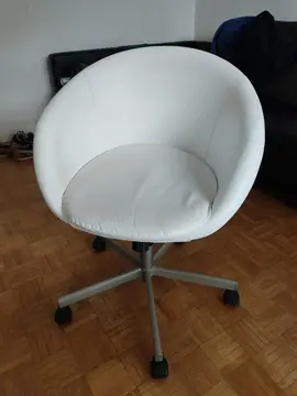Fauteuil blanc à roulette