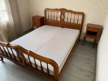 mobilier chambre (lit matelas 2 tables de chevet et commode)