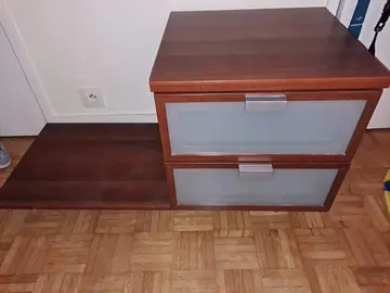 table de chevet à roulettes - glisse sous le lit - IKEA