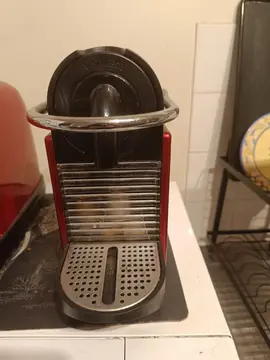 Donne machine à café Nespresso et dosettes