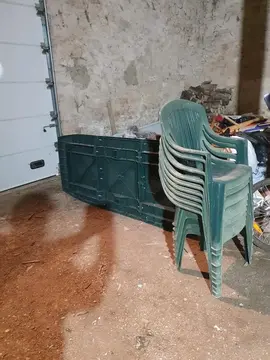 table et 9 chaises en l'état