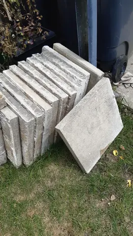11 dalles 40x40 couleur sable et 3 dalles gravillonnées tres urgent