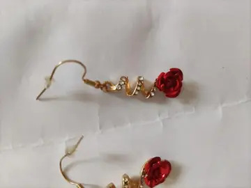 boucles d'oreilles pendantes.NUM 9
