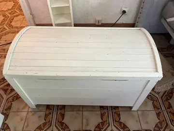 coffre blanc en bois à rénover