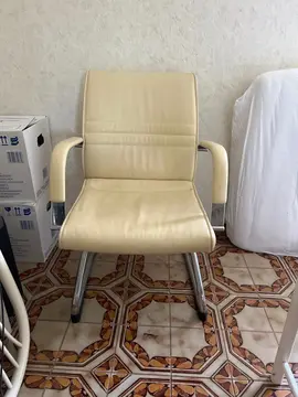 chaise de bureau beige simili cuir