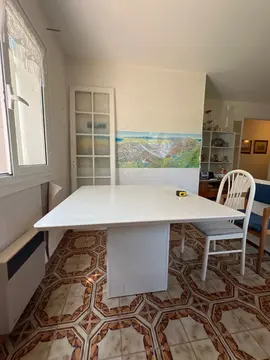 table blanche carrée avec 4 chaises