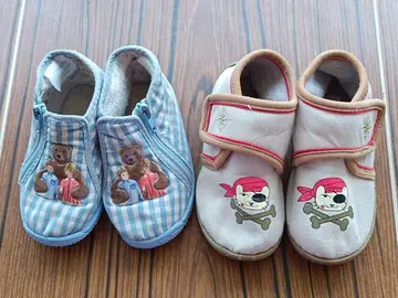 Deux paires de chaussons enfants