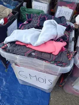 4 boîtes de vêtements 0/12mois fille (sans les boîtes)