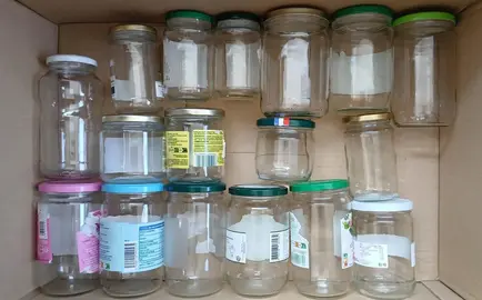 lot de bocaux vides de diverses tailles