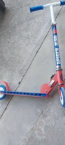 donne trottinette spiderman