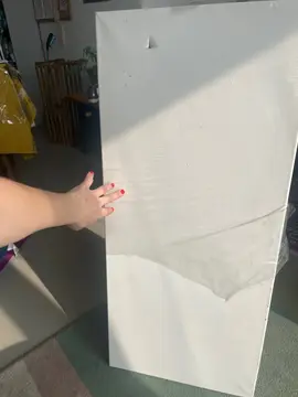 grande toile de peinture avec un trou