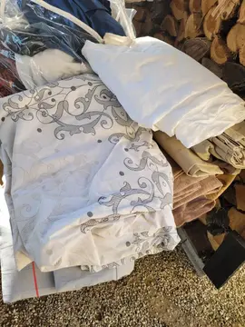 2 housses de couette et un drap housse