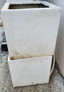 2 pots carrés en plastique dur.