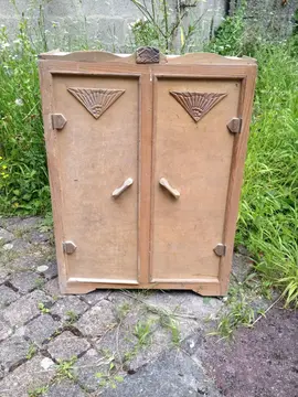 armoire pour vêtements de poupées