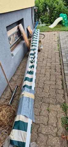 store 3m50 vert et blanc avec support de fixation