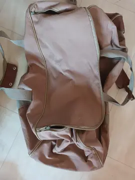 Sac voyage à roulettes.