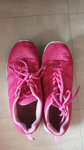 Baskets femme. Taille 38.