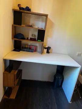 bureau avec étagère intégrée