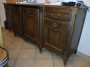 buffet avec portes et tiroirs.