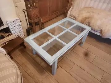 table basse en bois et verre faite avec une ancienne fenêtre