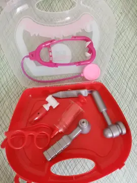 Petit lot d'accessoires enfant pour jouer au docteur.