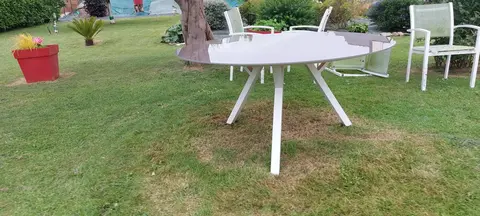 table de jardin ronde en verre fumé,diametre 150,pieds blancs metal
