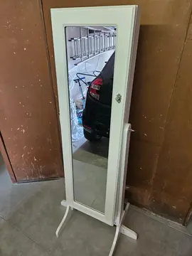 Miroir sur pied avec armoire à bijoux