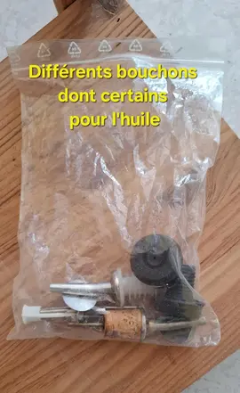 Différents bouchons dont certains pour l'huile