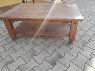 table basse en bois et casier