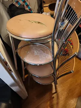 chaises solides et bien abîmés
