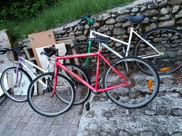 3 vélos en mauvais état
