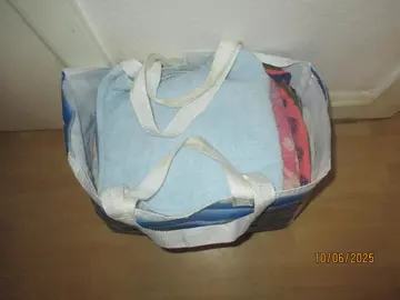 donne un grand sac de linge de toilette