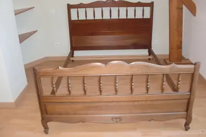 Encadrement + tête de lit en bois.