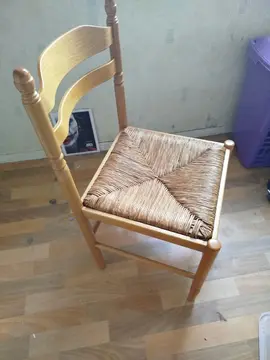 2 chaises ( dont une un peu abîmée)