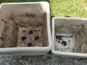pots à reserve d'eau, effet pierre . 2 tailles différentes 1 gros et 2 moyens .