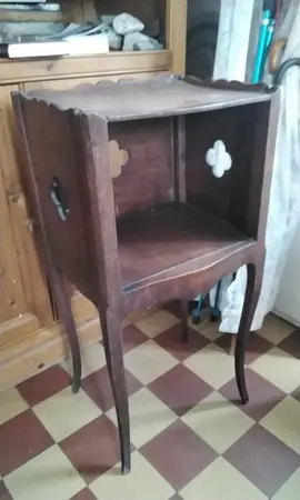 table de chevet ou autre, en bois.
