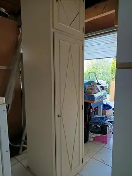 lot de deux grandes colonnes de rangement en bois