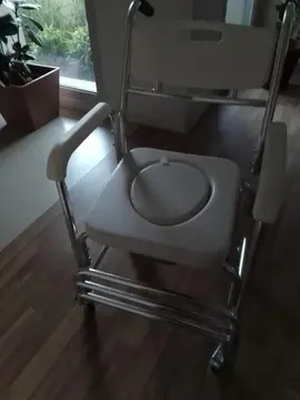 chaise percée