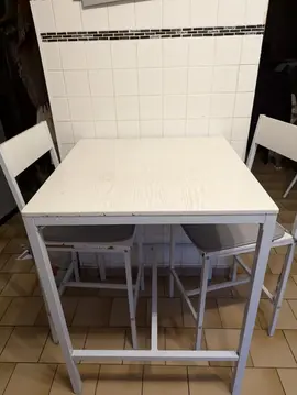 table haute et deux chaises