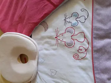 tour de lit pour bébé + coussin bébé