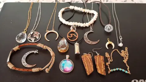 Bijoux et pendentifs fantaisie ( lot 2 )